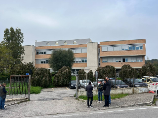 Choc a Recanati, studentessa precipita dal secondo piano della scuola